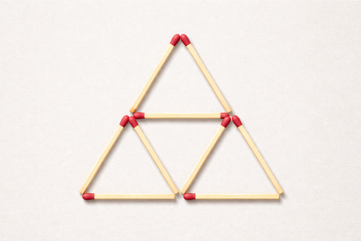 창의성 과제: 6개의 성냥으로 4개의 삼각형을 만드세요